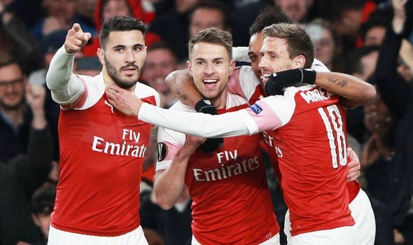 arsenal vuot qua napoli chelsea thang nhoc o tu ket europa league