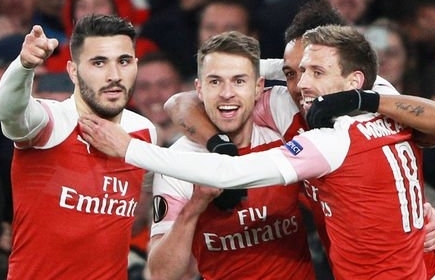 Arsenal vượt qua Napoli, Chelsea thắng nhọc ở tứ kết Europa League