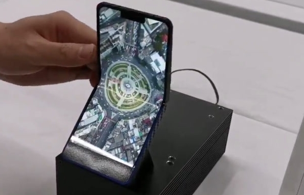 Smartphone thiết kế gập dạng “vỏ sò” như cách đây hơn 20 năm "hồi sinh"