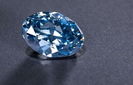 Viên kim cương xanh “đẹp không tì vết” có màu xanh khác thường