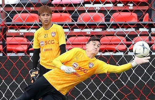 Văn Lâm tập luyện trở lại ở Muangthong United sau chấn thương