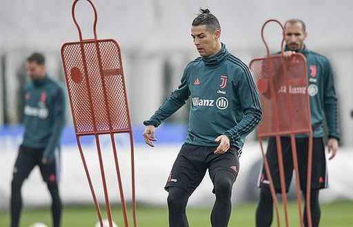 C.Ronaldo trở lại Italy sau 2 tháng tránh dịch