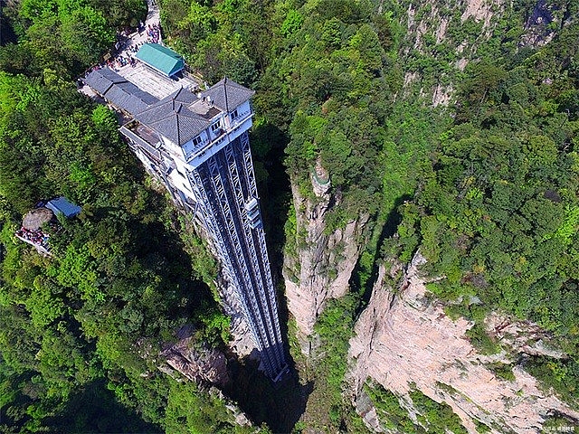 Trung Quốc xây thang máy đưa du khách ngắm cảnh ngoài trời cao nhất thế giới bằng tay