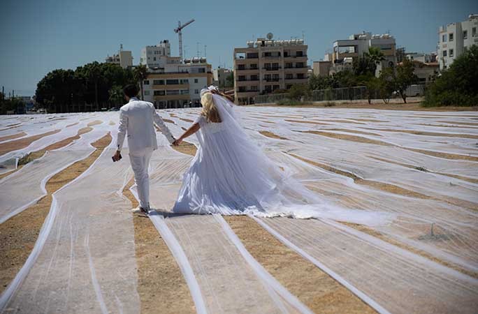 Cô dâu đeo mạng che mặt dài... gần 7 km, quyết lập kỷ lục Guinness thế giới