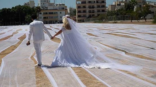 Cô dâu đeo mạng che mặt dài... gần 7 km, quyết lập kỷ lục Guinness thế giới
