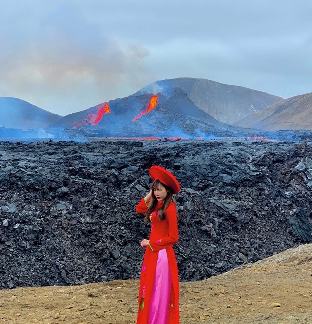 Cô gái Việt đội nón lá, mặc áo dài ngắm núi lửa 6.000 năm mới có ở Iceland