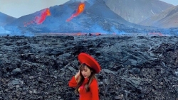 Cô gái Việt đội nón lá, mặc áo dài truyền thống ngắm núi lửa phun trào 6.000 năm mới có ở Iceland