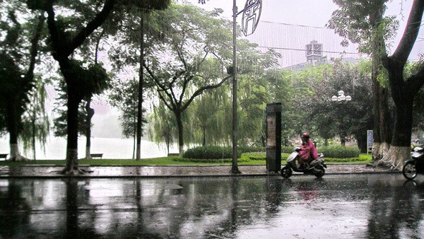 Dự báo thời tiết, do ảnh hưởng của không khí lạnh yếu đang di chuyển nên từ chiều, đêm 8/4 Hà Nội có mưa rào và dông, trời sẽ chuyển lạnh trong ngày 9/4. (Nguồn: Vietnamnet)