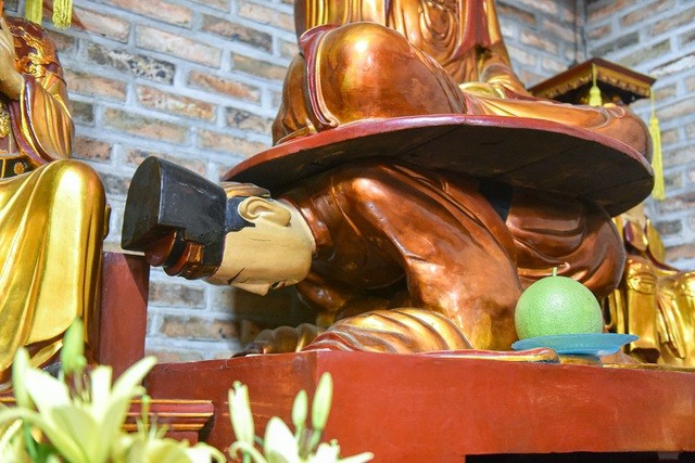 Nguồn gốc của bức tượng bắt nguồn từ thời vua Lê Hy Tông (1663-1716), vị vua thứ 10 của nhà Lê trung hưng. (Ảnh: Toàn Vũ)
