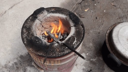 Trung Quốc: Cách cắt, uốn tóc lỗi thời, tạo kiểu bằng thanh sắt nung trong bếp đốt than củi