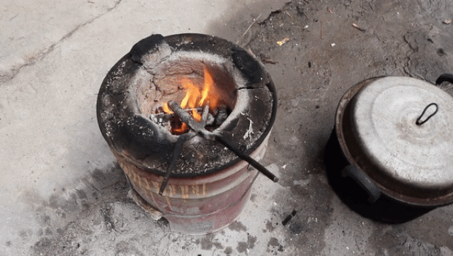Trung Quốc: Cắt, uốn tóc lỗi thời, tạo kiểu bằng thanh sắt nung trong bếp đốt than củi