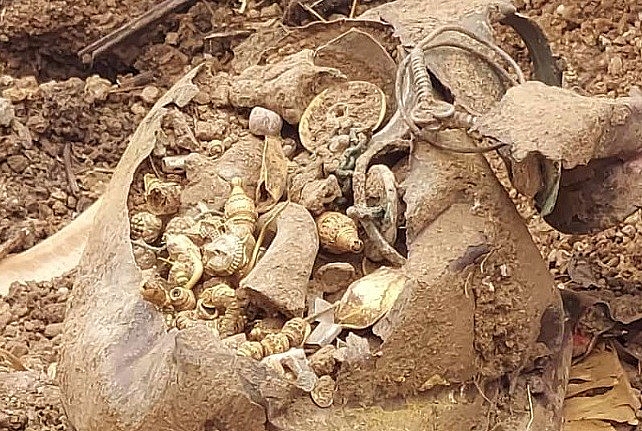 Ấn Độ: Đào đất xây nhà bất ngờ tìm thấy hũ vàng bạc và ruby