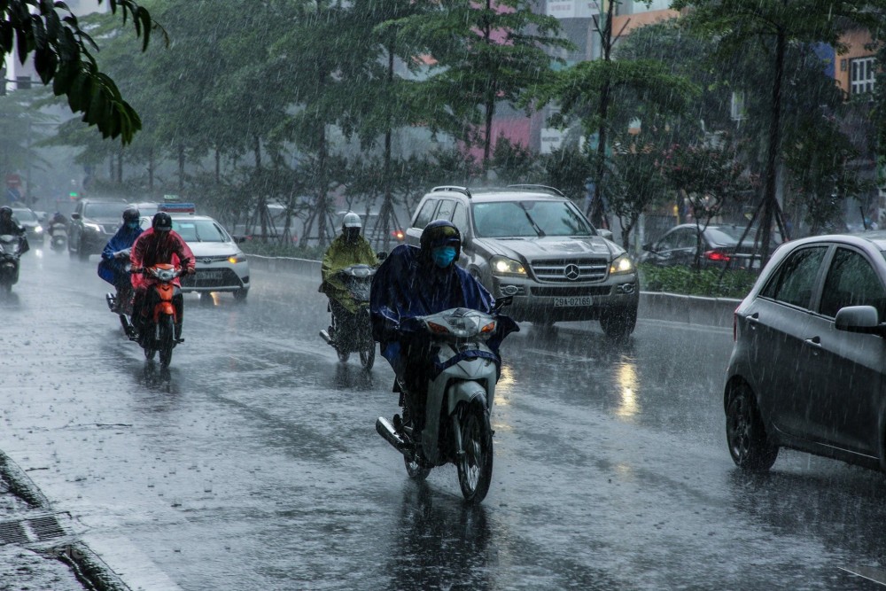 Dự báo thời tiết đêm nay và ngày mai (9-10/4): Hà Nội, Đông Bắc Bộ đêm và sáng trời lạnh, mưa rào rải rác; Nam Bộ ngày nắng nóng