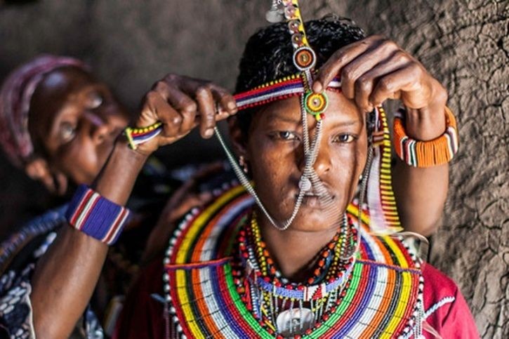 Ở đất nước Kenya, phong tục cưới hỏi của người Maasai có phần kỳ quặc nhưng là một phần không thể thiếu trong văn hóa nước này. Trong đám cưới, các tân nương phải cạo trọc đầu rồi bôi dầu ăn và mỡ cừu lên đầu. Cha họ sẽ chúc phúc bằng cách nhổ nước bọt lên trán và ngực con gái để mong cô có của cải dư thừa và gặp nhiều may mắn trong cuộc sống. Sau đó, cô dâu sẽ rời đi theo chồng và không được phép ngoái lại vì theo quan niệm, họ sẽ bị biến thành đá nếu làm như vậy. (Nguồn: Pinterest)
