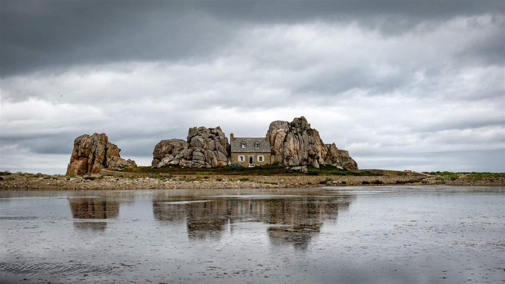 Ngôi nhà độc đáo nằm 1 cách kỳ lạ giữa hai tảng đá lớn giữa biển