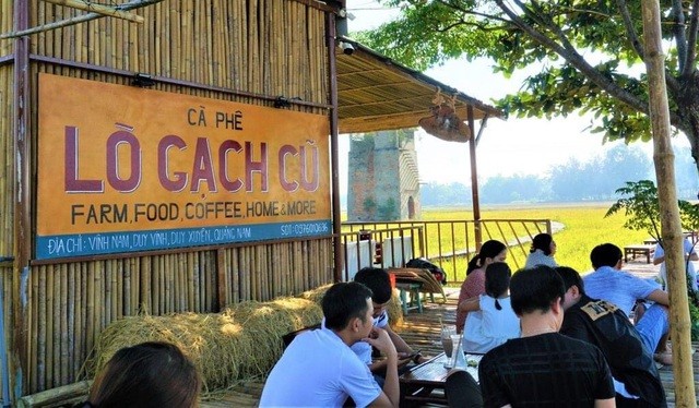 độc đáo quán cà phê lò gạch cũ nằm giữa đồng lúa