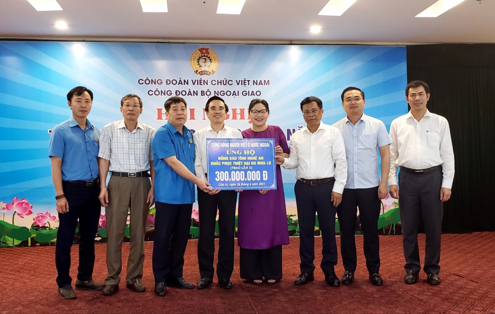 Công đoàn Bộ Ngoại giao tổ chức Hội nghị tập huấn công tác Công đoàn năm 2021 và trao quà ủng hộ đồng bào Nghệ An, Hà Tĩnh