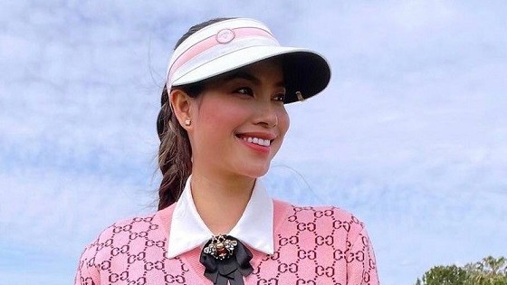 Thời trang che nắng trên sân golf của Hoa hậu Phạm Hương