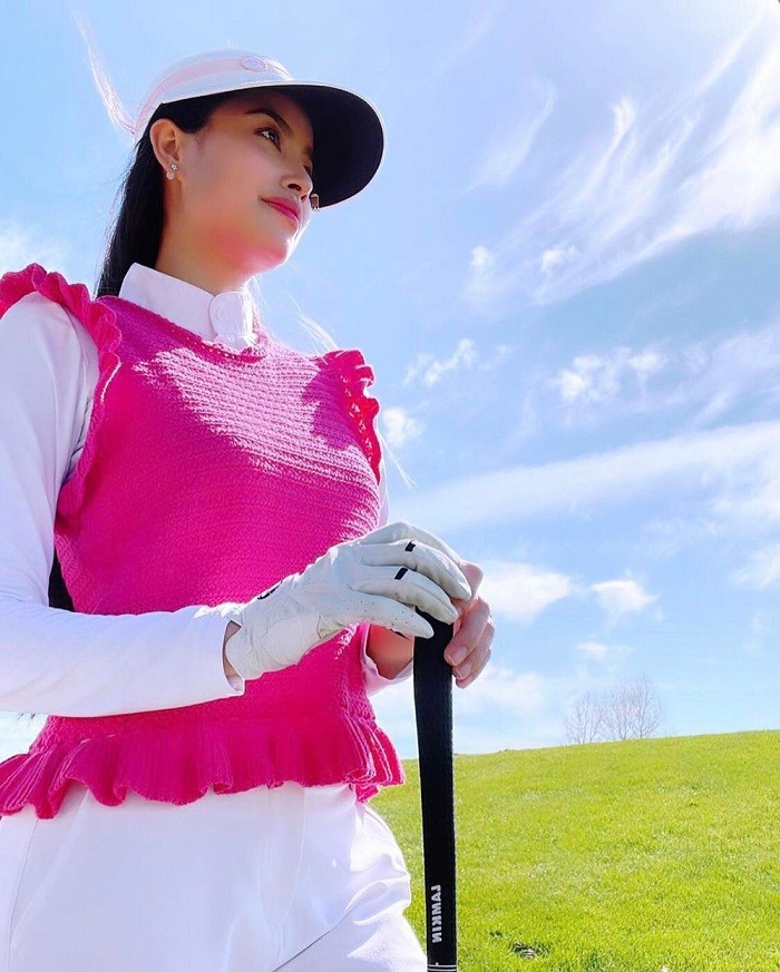 Thời trang che năng của Hoa hậu Phạm Hương khi chơi golf.