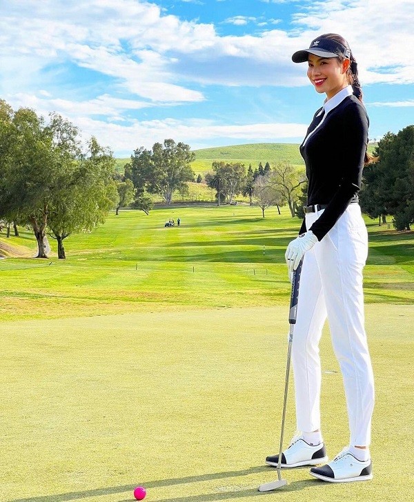 Thời trang che năng của Hoa hậu Phạm Hương khi chơi golf.