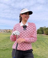 Thời trang che nắng trên sân golf của Hoa hậu Phạm Hương