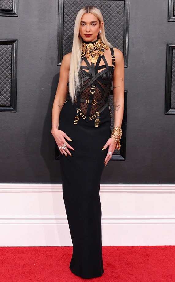 Ca sĩ Dua Lipa tới thảm đỏ trong bộ đầm Versace sexy.