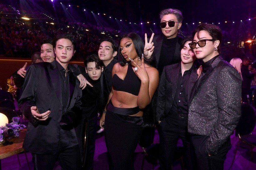 Những hình ảnh thân thiết của V BTS tại lễ trao giải Grammy 2022