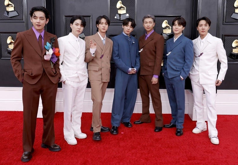 Những hình ảnh thân thiết của V BTS tại lễ trao giải Grammy 2022