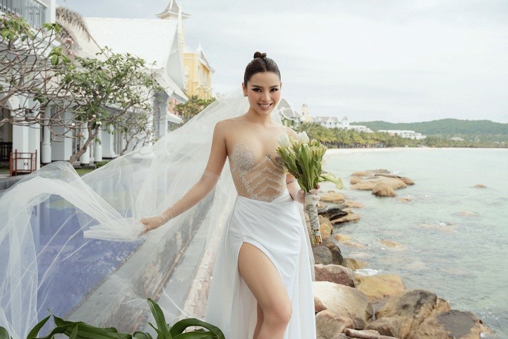 Phương Trinh Jolie diện váy do nhà thiết kế Lê Thanh Hòa thực hiện riêng.