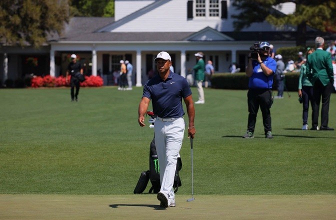 Tiger Woods gây chú ý đặc biệt khi tới sân golf nổi tiếng Augusta - nơi diễn ra giải Masters hàng năm. Anh trở lại với golf 13 tháng sau tai nạn suýt mất mạng cuối tháng hai năm ngoái.