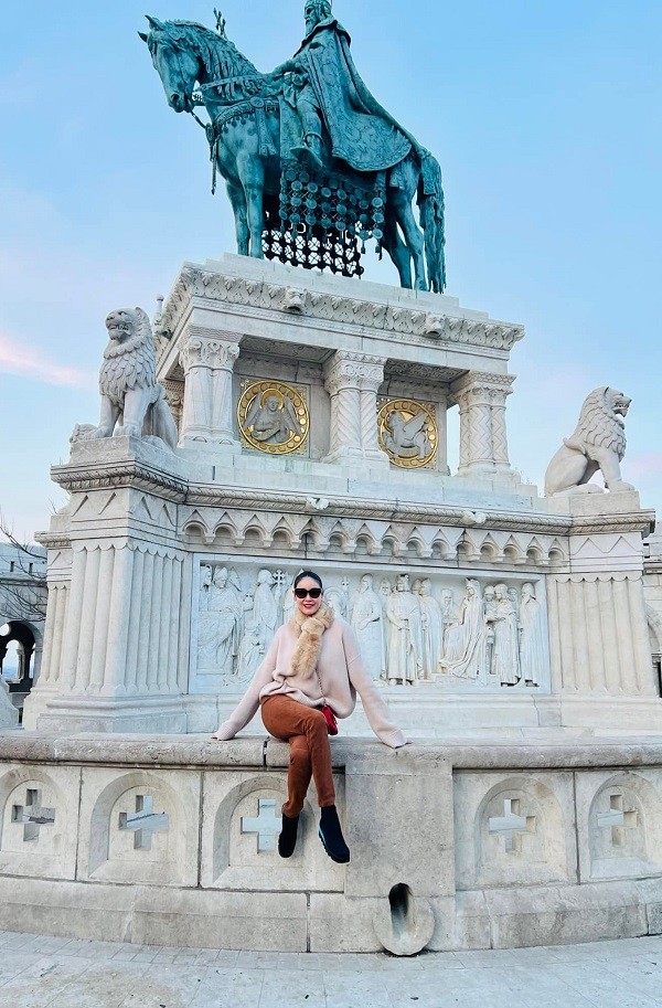 Mỹ nhân 7X dạo một vòng quanh khu vực thành cổ Budapest và chụp ảnh lưu niệm với các công trình kiến trúc nổi tiếng.