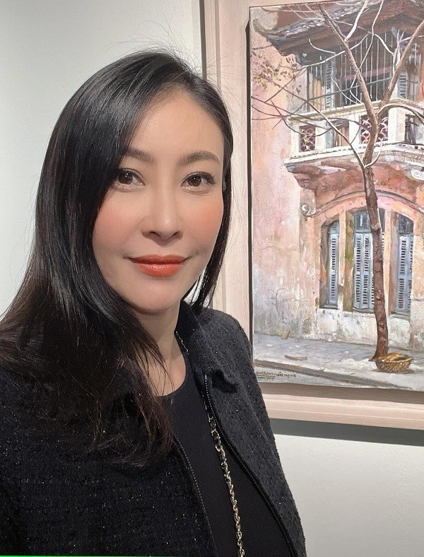 Khi đến London hoa hậu được mời dự một triển lãm tranh của các họa sĩ Việt Nam.