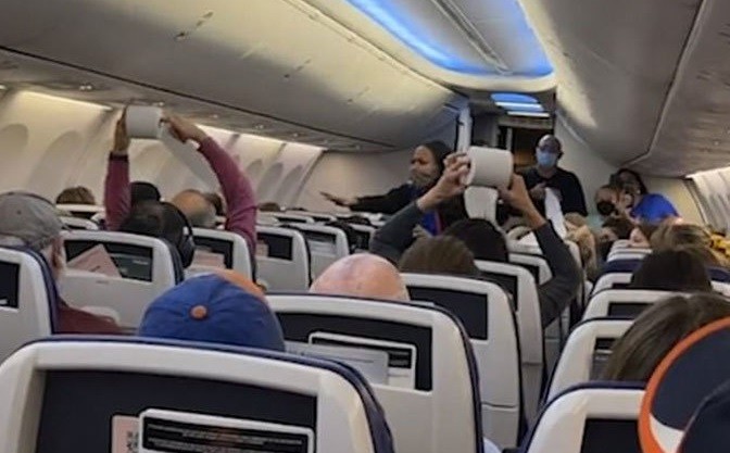 Hành khách đua giấy vệ sinh trên chuyến bay mang số hiệu 2783 của hãng Southwest Airlines.