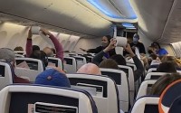 Chuyến bay chậm cất cánh, hành khách chơi trò đua cùng cuộn giấy vệ sinh