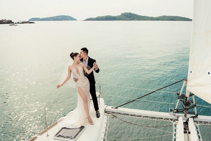Ngắm loạt ảnh cưới ngọt ngào trên du thuyền của Phương Trinh Jolie