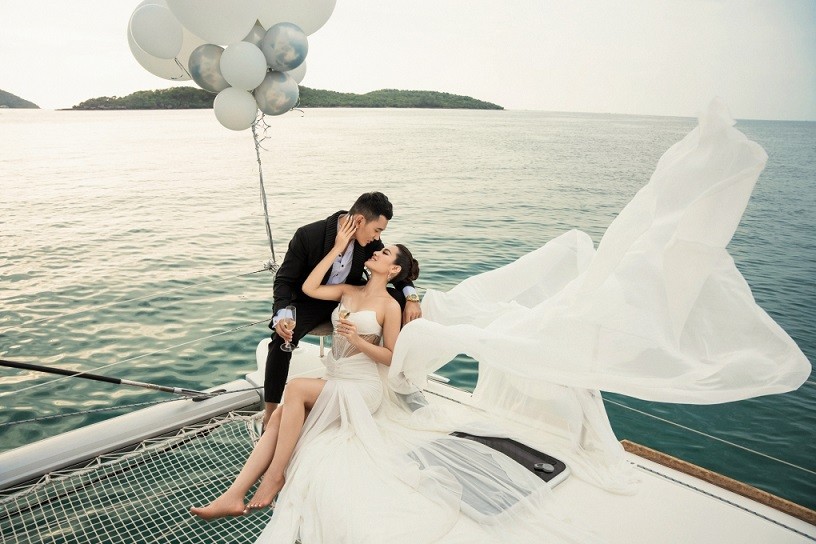 Ngắm loạt ảnh cưới ngọt ngào trên du thuyền của Phương Trinh Jolie