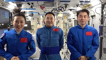 Sau 6 tháng trên vũ trụ, 3 phi hành gia Trung Quốc trở về Trái đất thành công