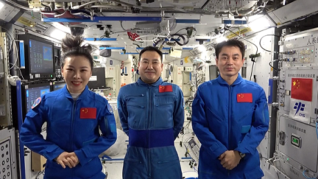Sau 6 tháng trên vũ trụ, 3 phi hành gia Trung Quốc trở về Trái đất thành công