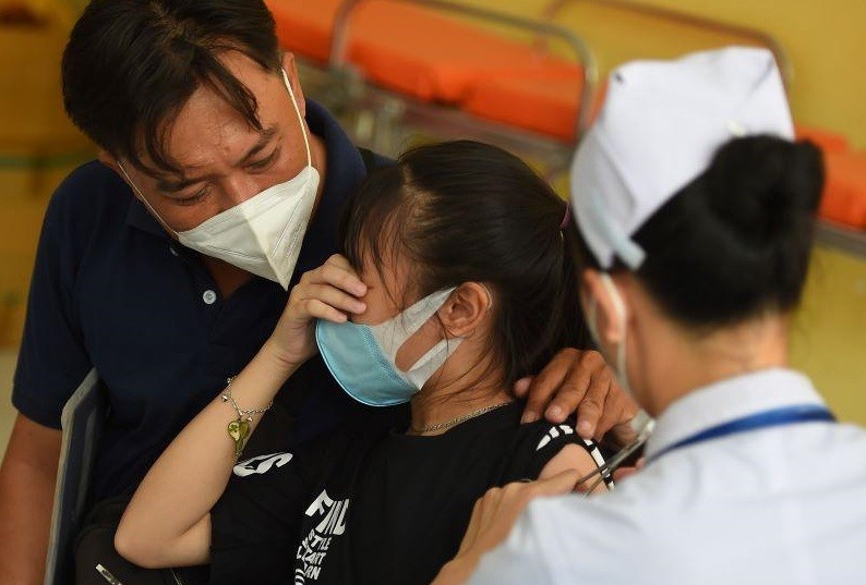 Học sinh lớp 6 ở TP. Hồ Chí Minh trong ngày đầu tiêm vaccine Covid-19. (Nguồn: Vietnamnet)