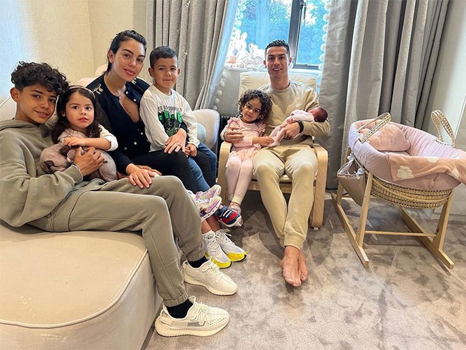 Gia đình Cristiano Ronaldo đón con gái mới sinh về nhà và cảm ơn người hâm mộ