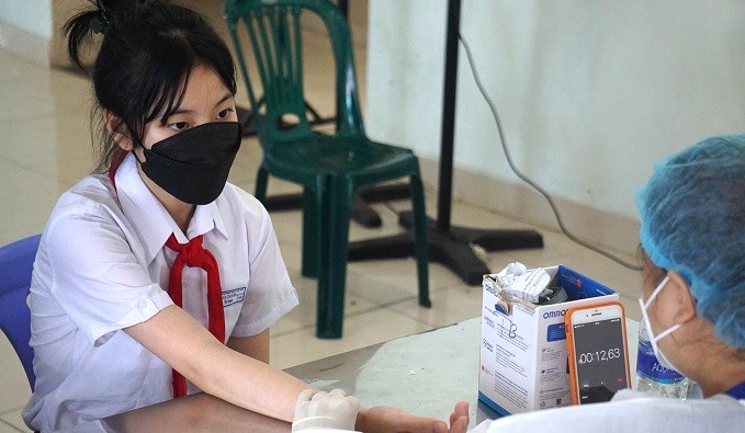 Khám sàng lọc cho trẻ em trước khi tiêm vaccine Covid-19. (Nguồn: Vietnamnet)