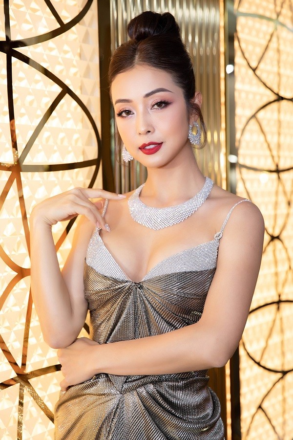 Hoa hậu Jennifer Phạm đẹp sang trọng và sắc sảo trên sàn