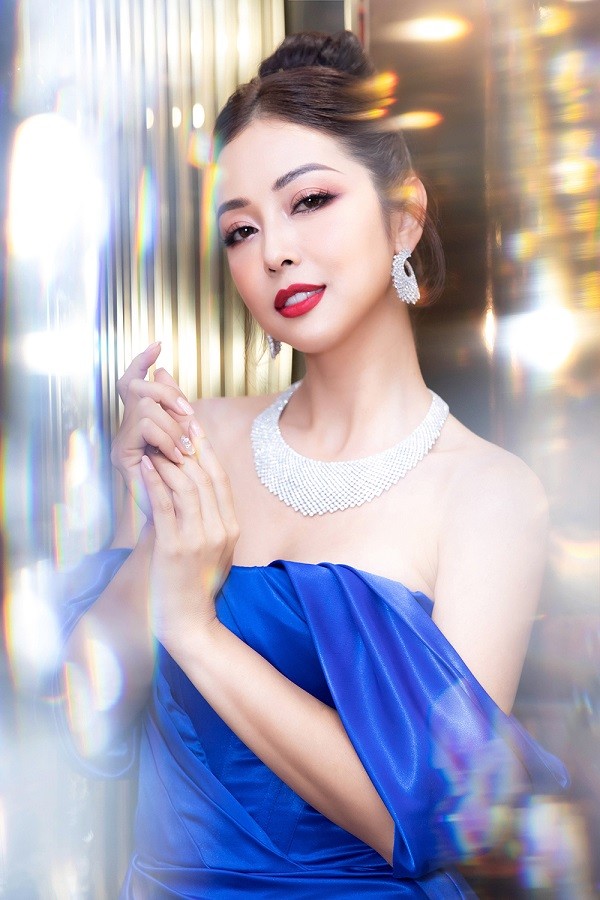 Hoa hậu Jennifer Phạm đẹp sang trọng và sắc sảo trên sàn