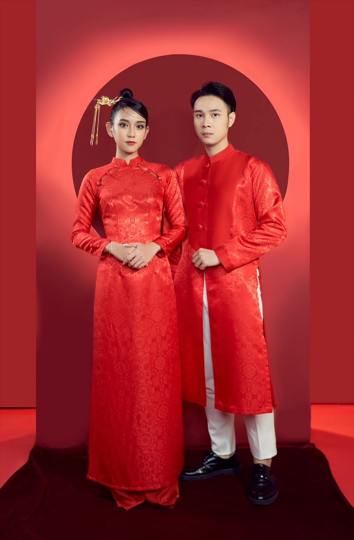 Gợi ý áo dài đôi màu đỏ dành cho đám cưới mùa Hè