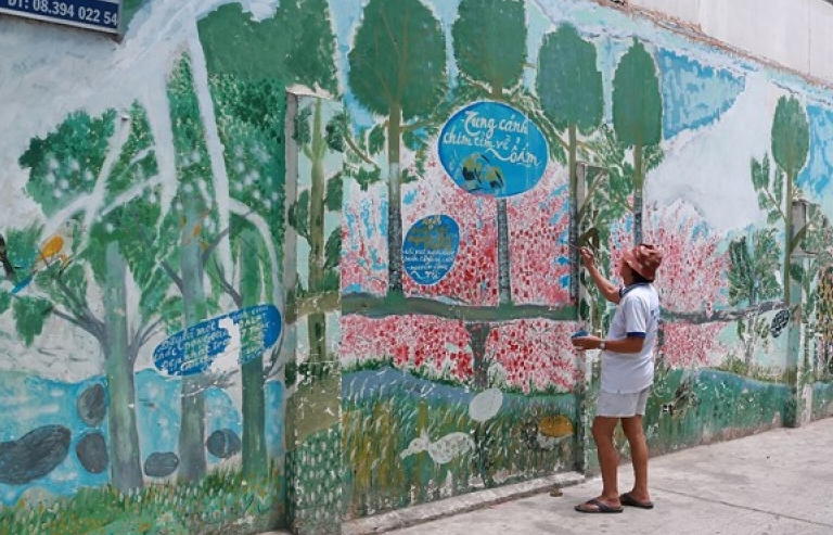 Chân dung người đàn ông âm thầm “thổi hồn” cho các bức tường ở Sài Gòn