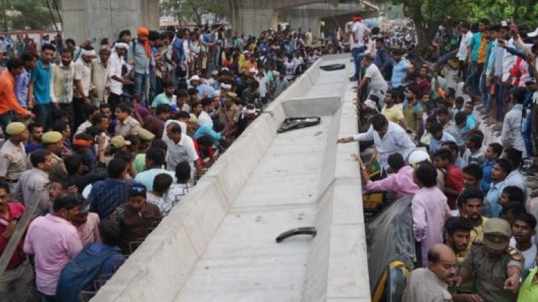 Ấn Độ: Cầu vượt đổ sập xuống đường, 18 người thiệt mạng