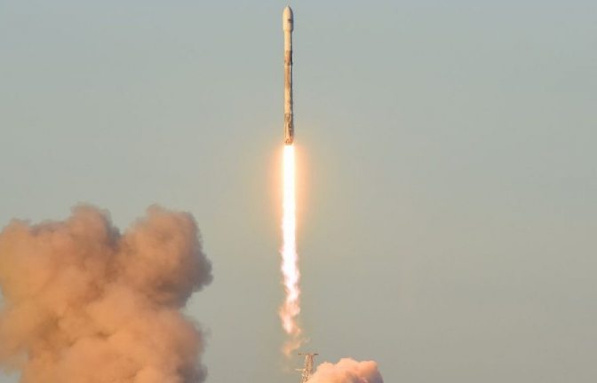 SpaceX đưa hai vệ tinh giám sát mực nước Trái đất lên vũ trụ