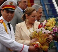 tong thong putin don phu nhan tong thong phap voi cu chi cuc lang man