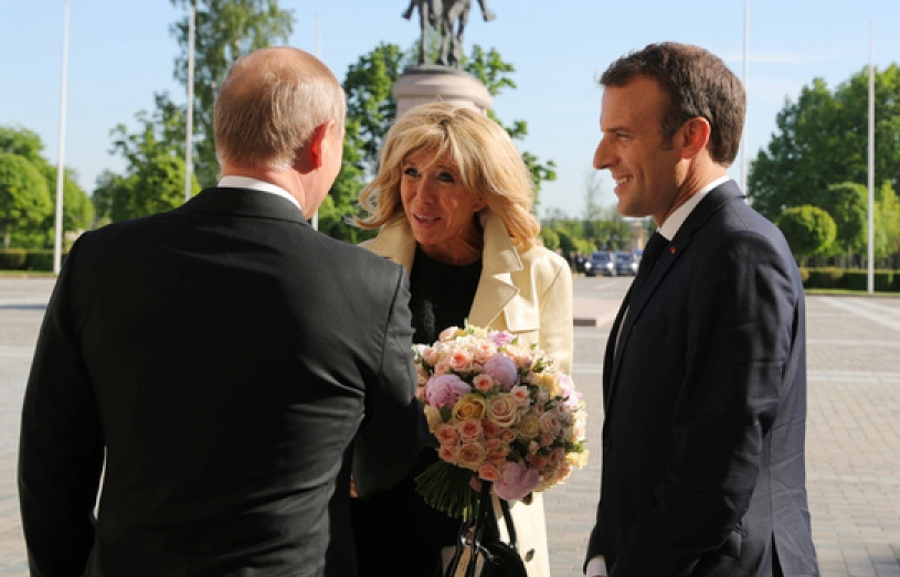 Tổng thống Putin đón phu nhân Tổng thống Pháp với cử chỉ cực lãng mạn