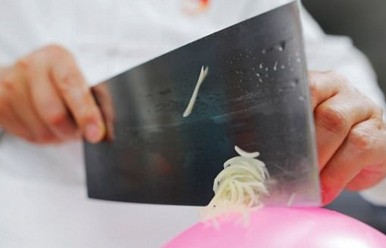 Siêu bếp trưởng dùng bóng bay làm thớt để cắt khoai tây thành sợi mỏng